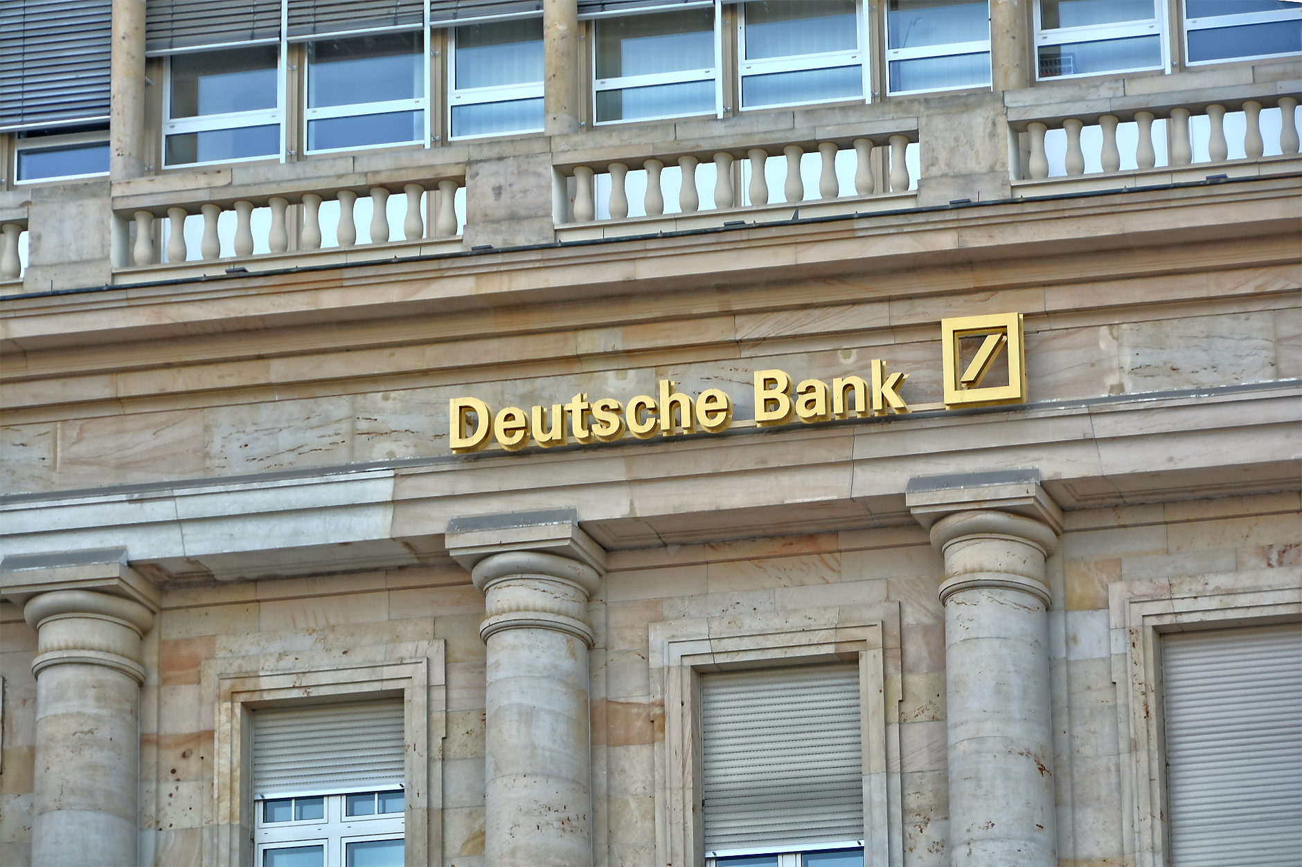 Германски регулатор постави под специален надзор Deutsche Bank след срив в ИТ системата на Postbank