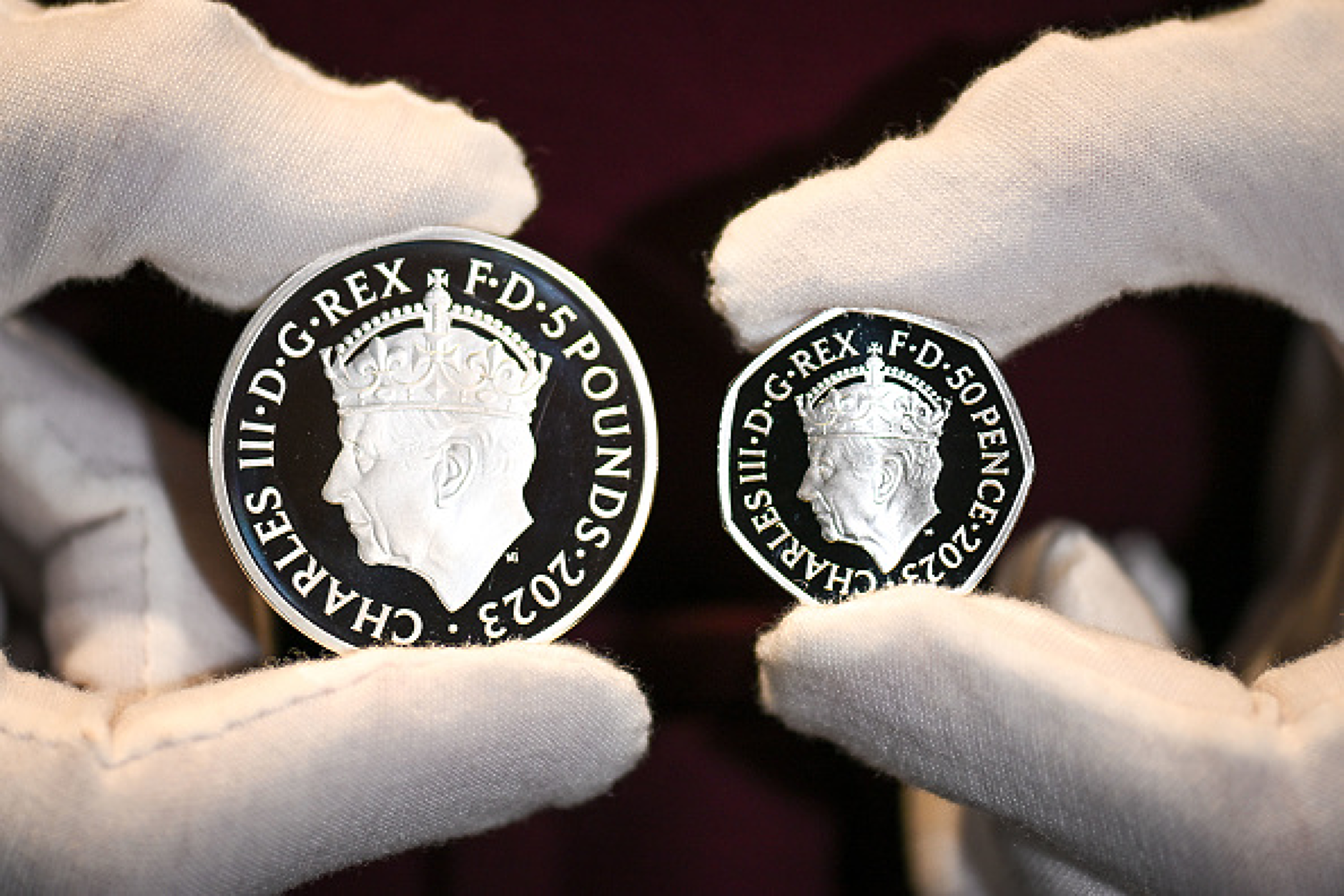 Великобритания пусна нови монети с образи на растения, животни и по-големи цифри