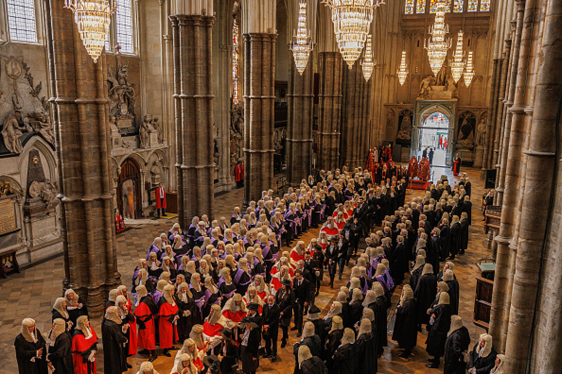 Внушителната процесия сред величието на Уестминстърското абатство. Снимка: Getty Images