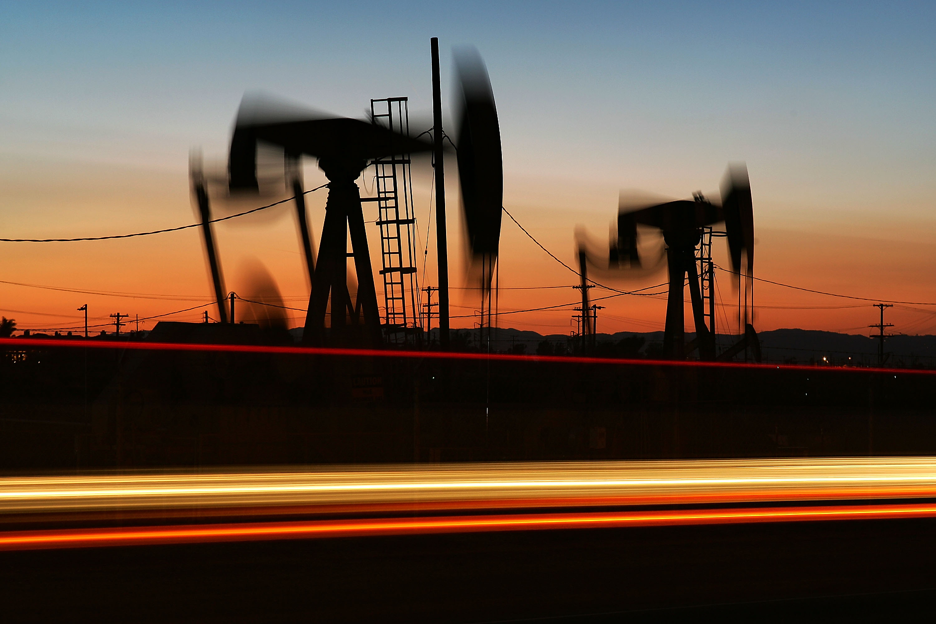 Цените на петрола са се насочили към втори седмичен ръст