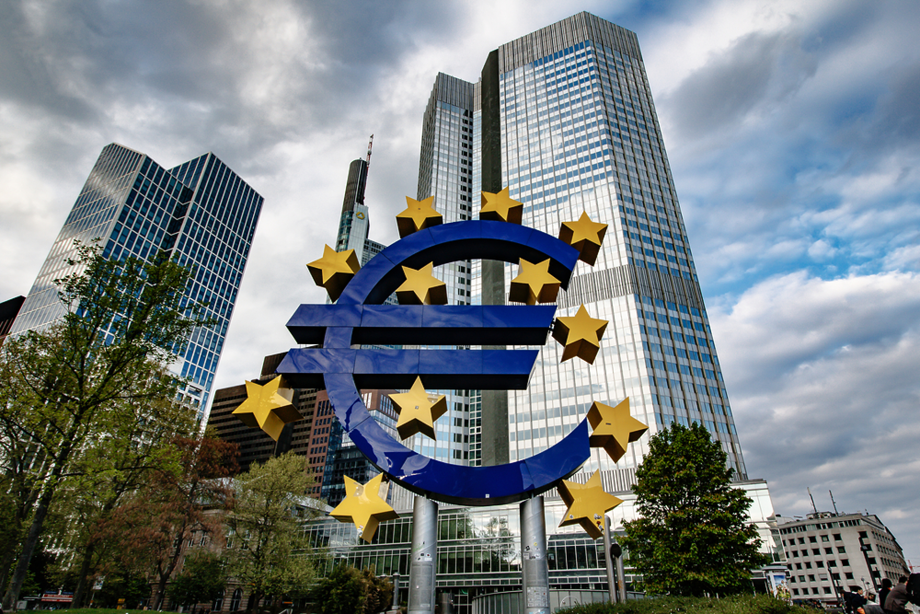 Икономическата активност в еврозоната падна до 3-годишно дъно 