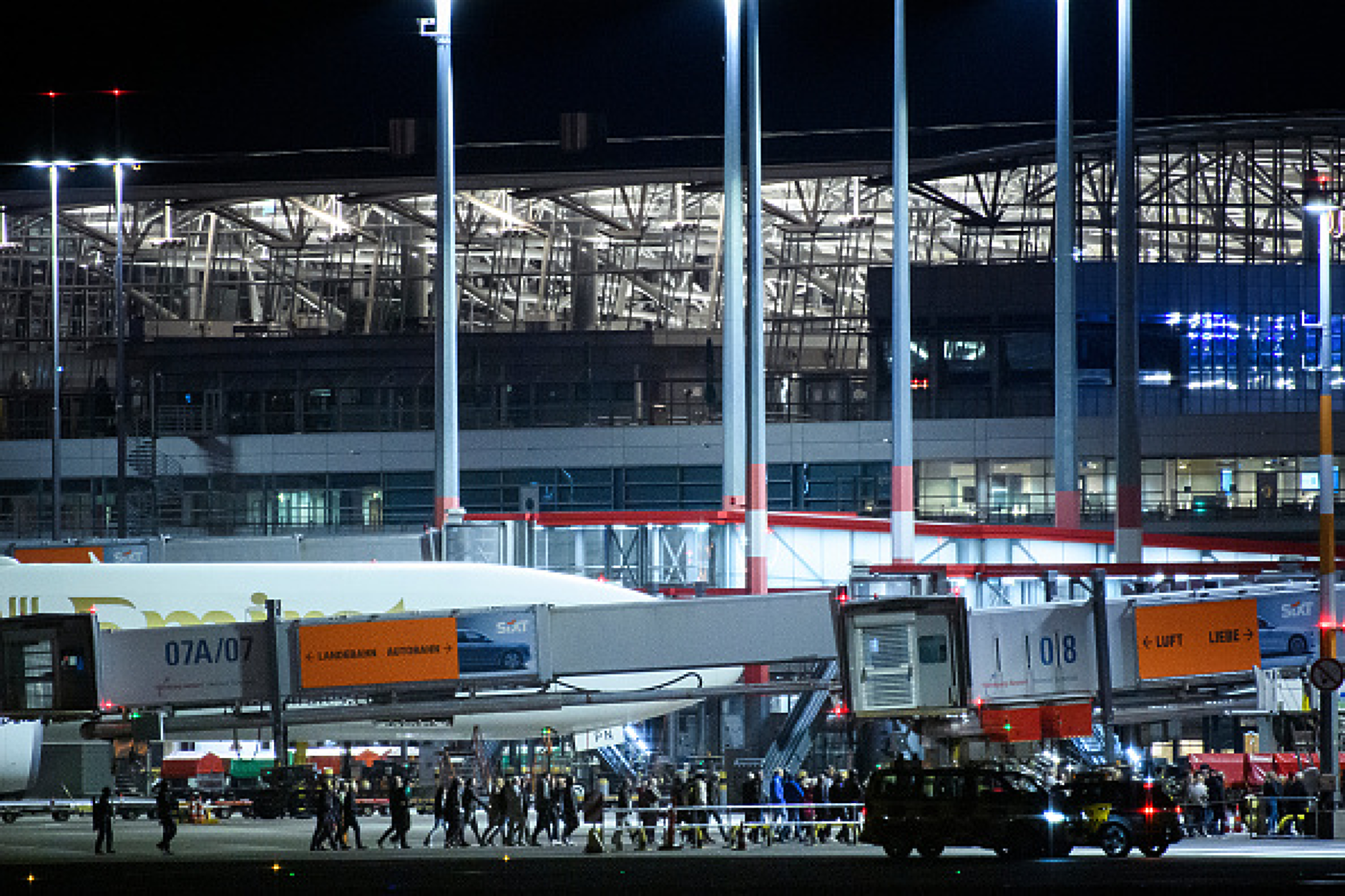 Летището в Хамбург отмени стотици полети заради въоръжен мъж