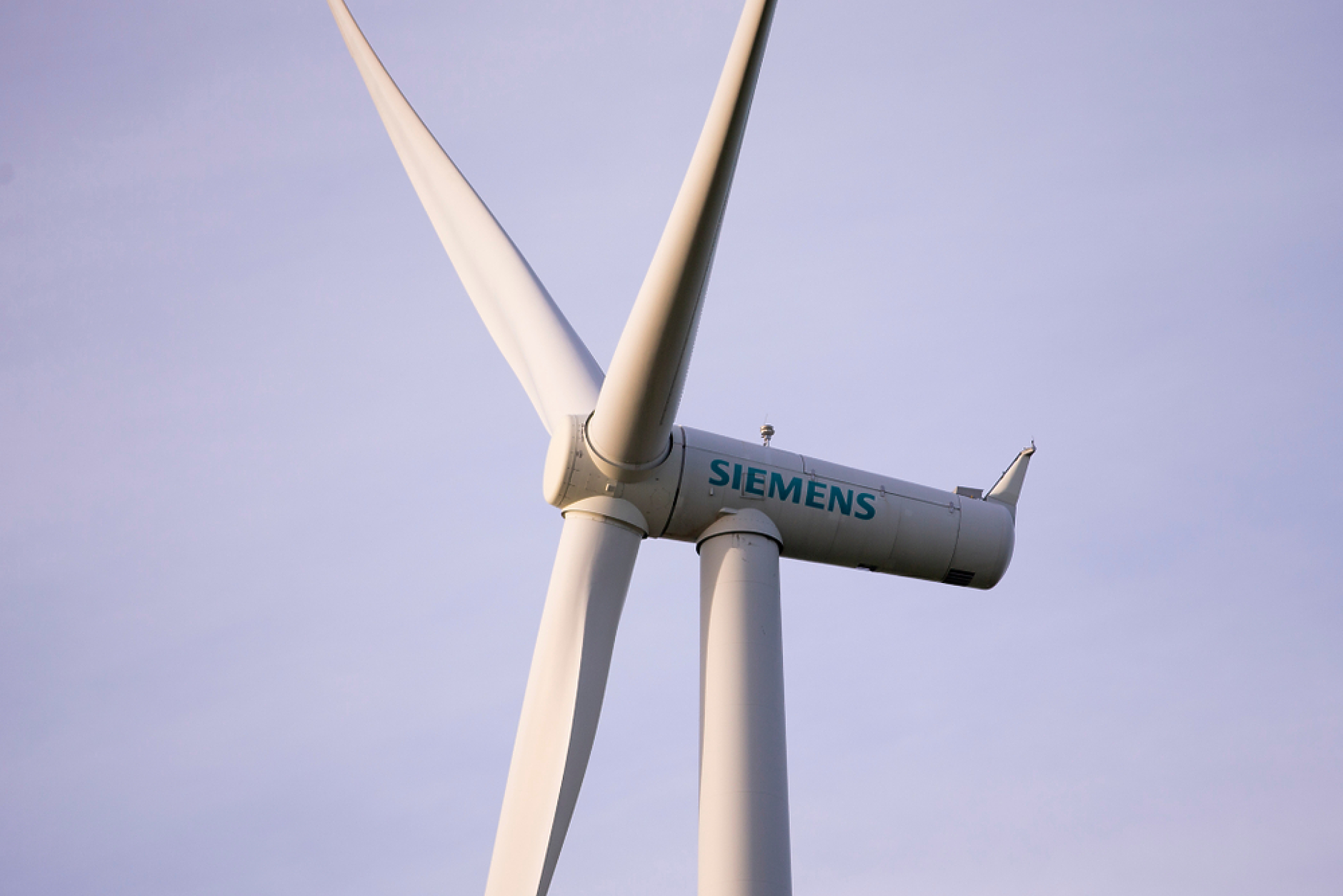 Акциите на Siemens Energy се сринаха с близо 30%, компанията преговаря с Берлин за държавна подкрепа