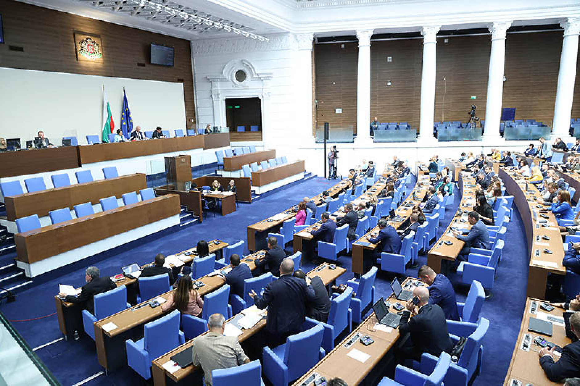 Парламентът прекрати правомощията на шестима депутати