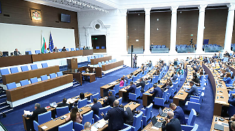 Парламентът прекрати правомощията на шестима депутати