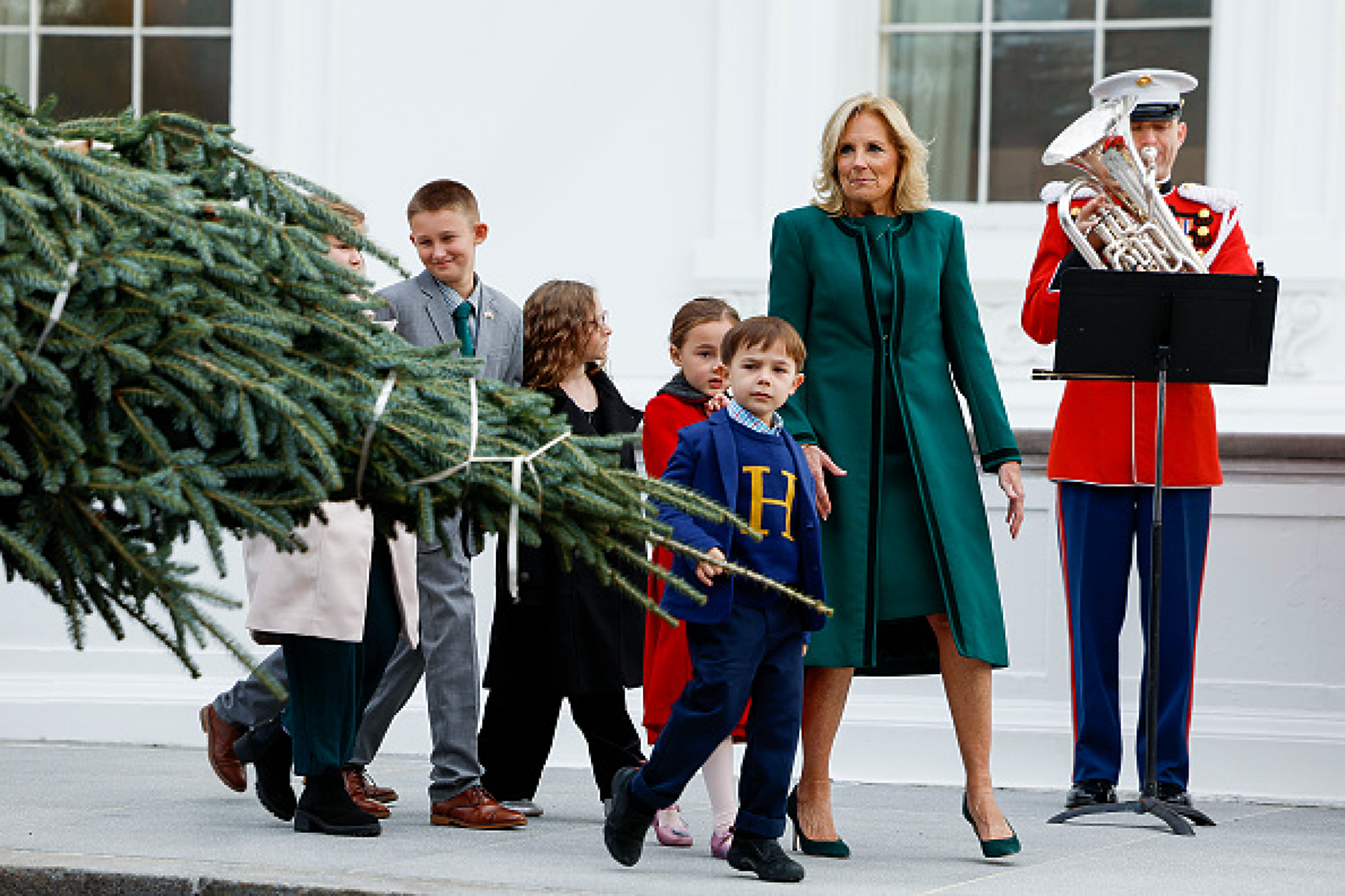 Деца на военни бяха специалните гости на неформалната церемония по посрещането на коледното дърво на Белия дом. Снимка: Getty images