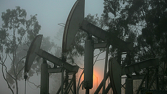 Петролът поевтиня на фона на несигурността около съкращенията на ОПЕК+