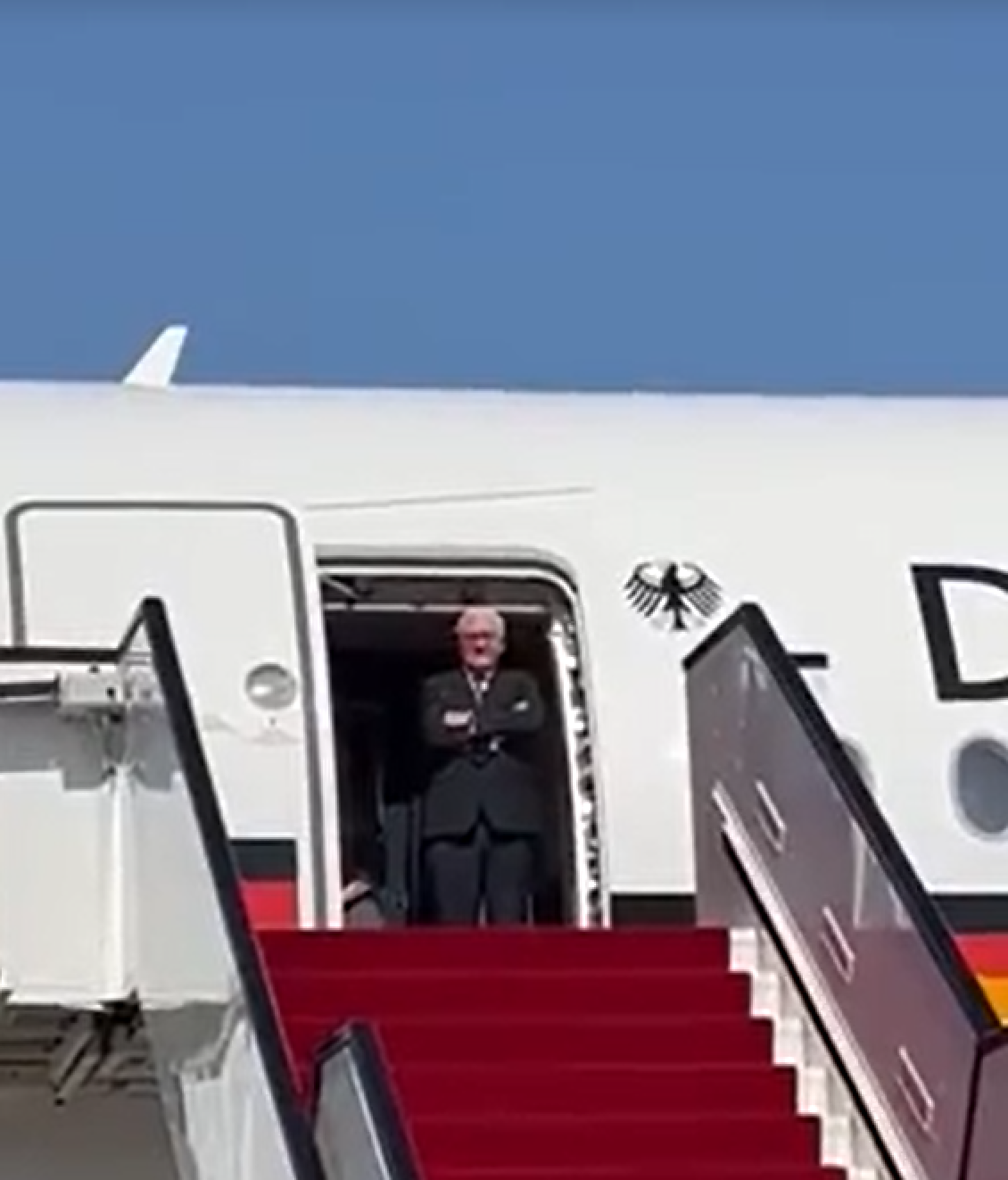Катар остави германския президент да чака половин час на изхода на самолета някой да го посрещне