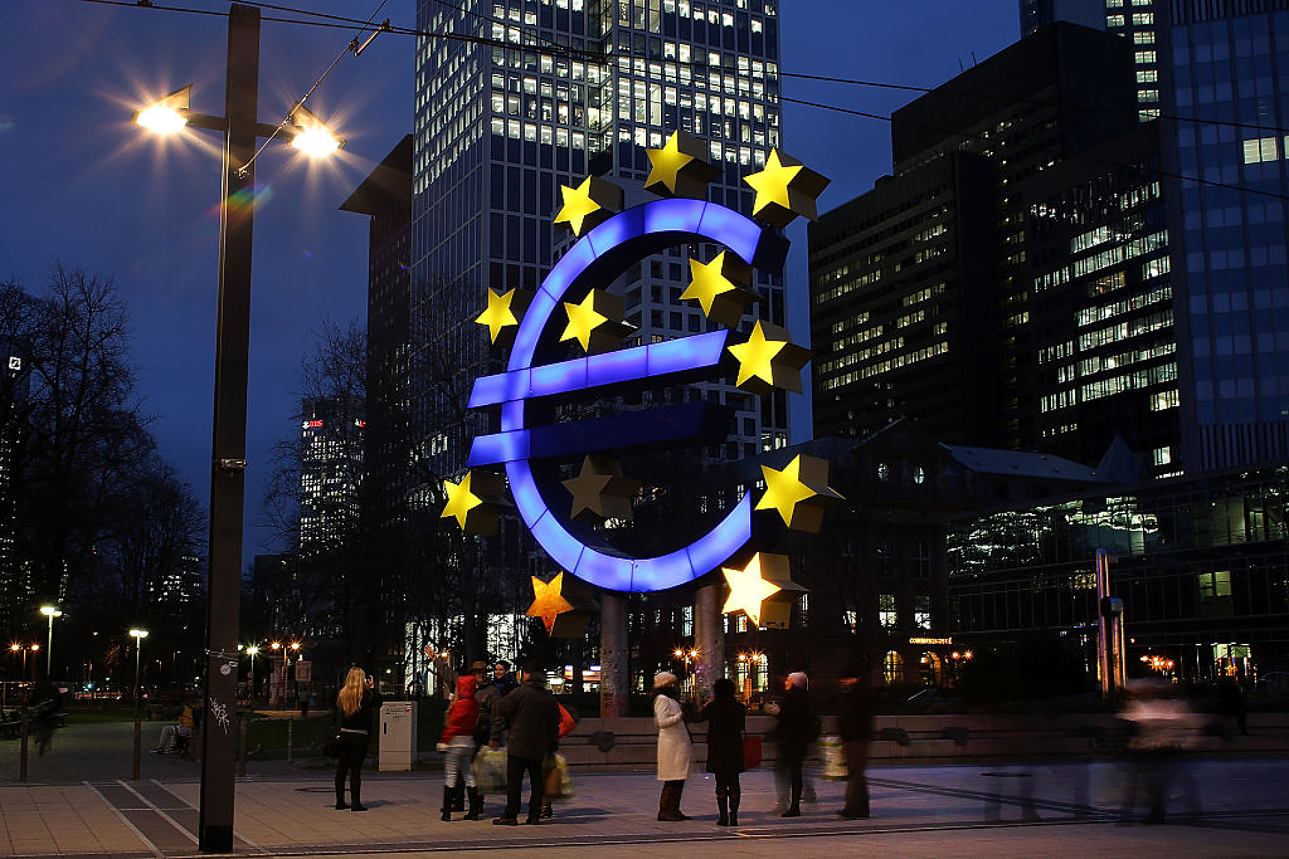 Еврозоната ще изпадне в рецесия за първи път след пандемията, сочи проучване на Блумбърг