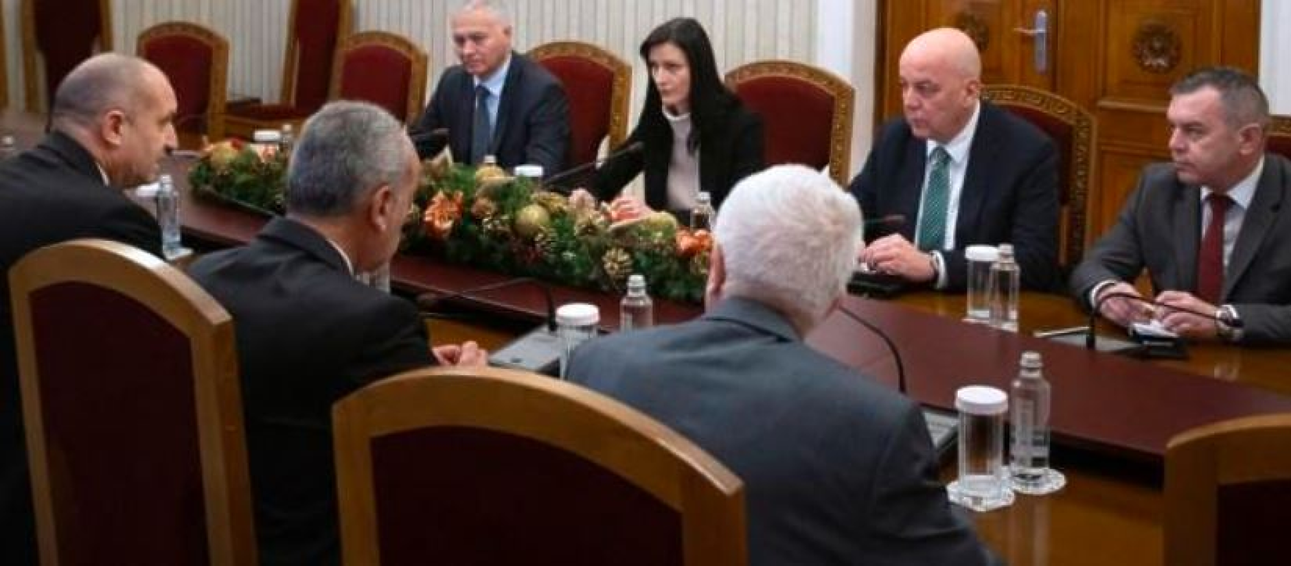 Радев събра на среща Габриел и шефовете на службите заради българите на отвлечените кораби