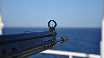 Индийски военноморски патрул прехвана отвлечения Руен.  Датската компания Maersk спира превозите си в Червено море