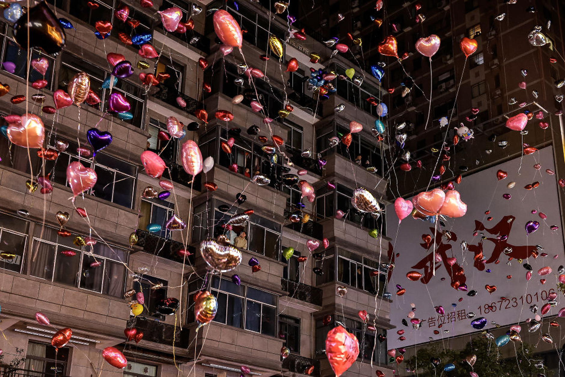 Хората пускат балони във въздуха, за да отпразнуват новата 2024 г. на пешеходната улица Jianghan Road в Ухан, Китай. /Снимка: Getty Images