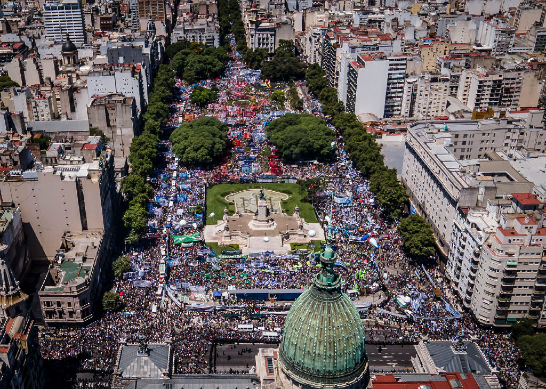 Хиляди протестират в Аржентина срещу планираните реформи на президента Милей