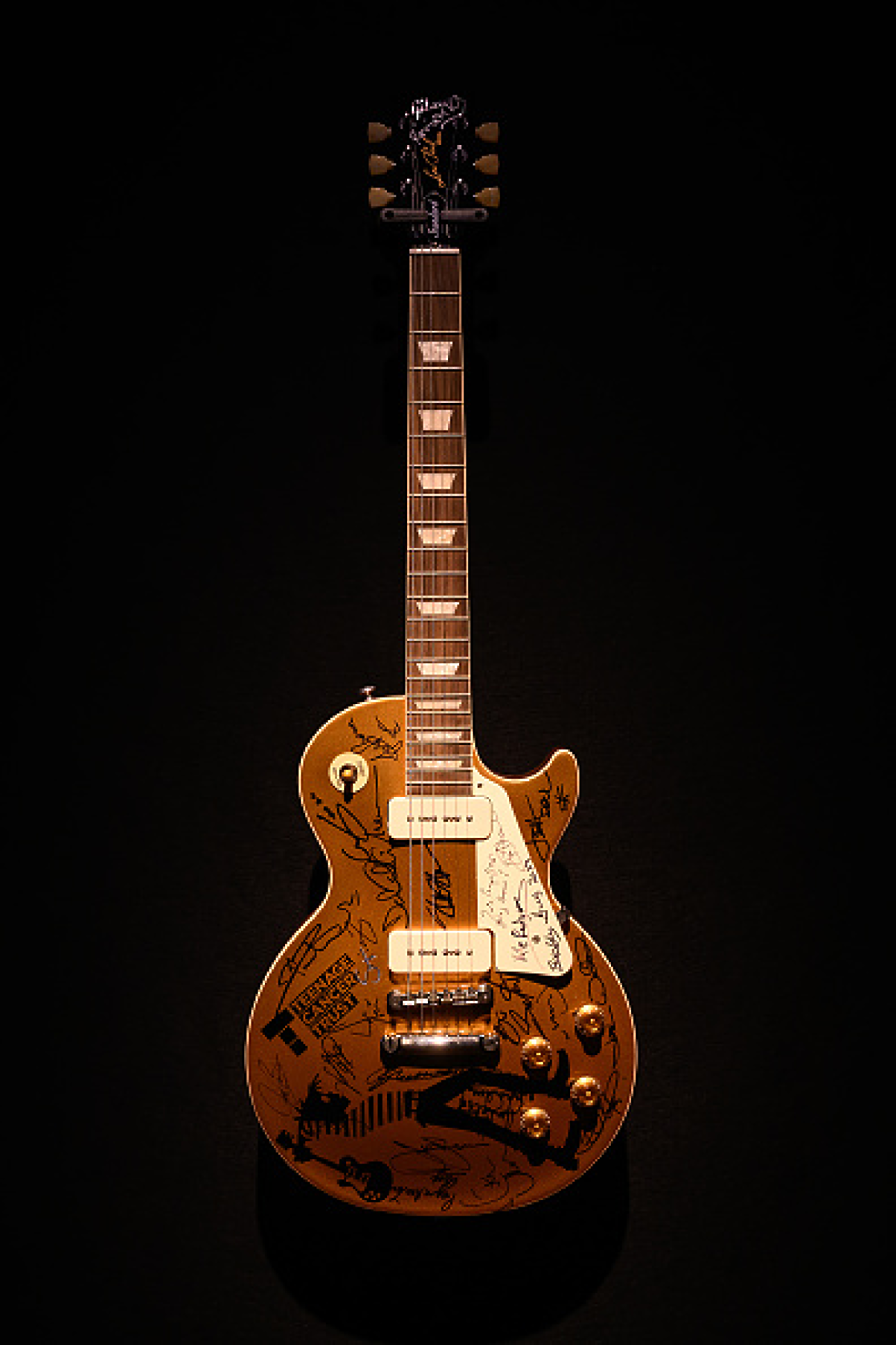 Eлектрическа соло китара Gibson Les Paul Standard "Gold Top" с автографи от Ерик Клептън, Дейвид Гилмор и Джеф Бек с първоначална оценка 20 000-40 000 паунда. Снимка: Getty Images