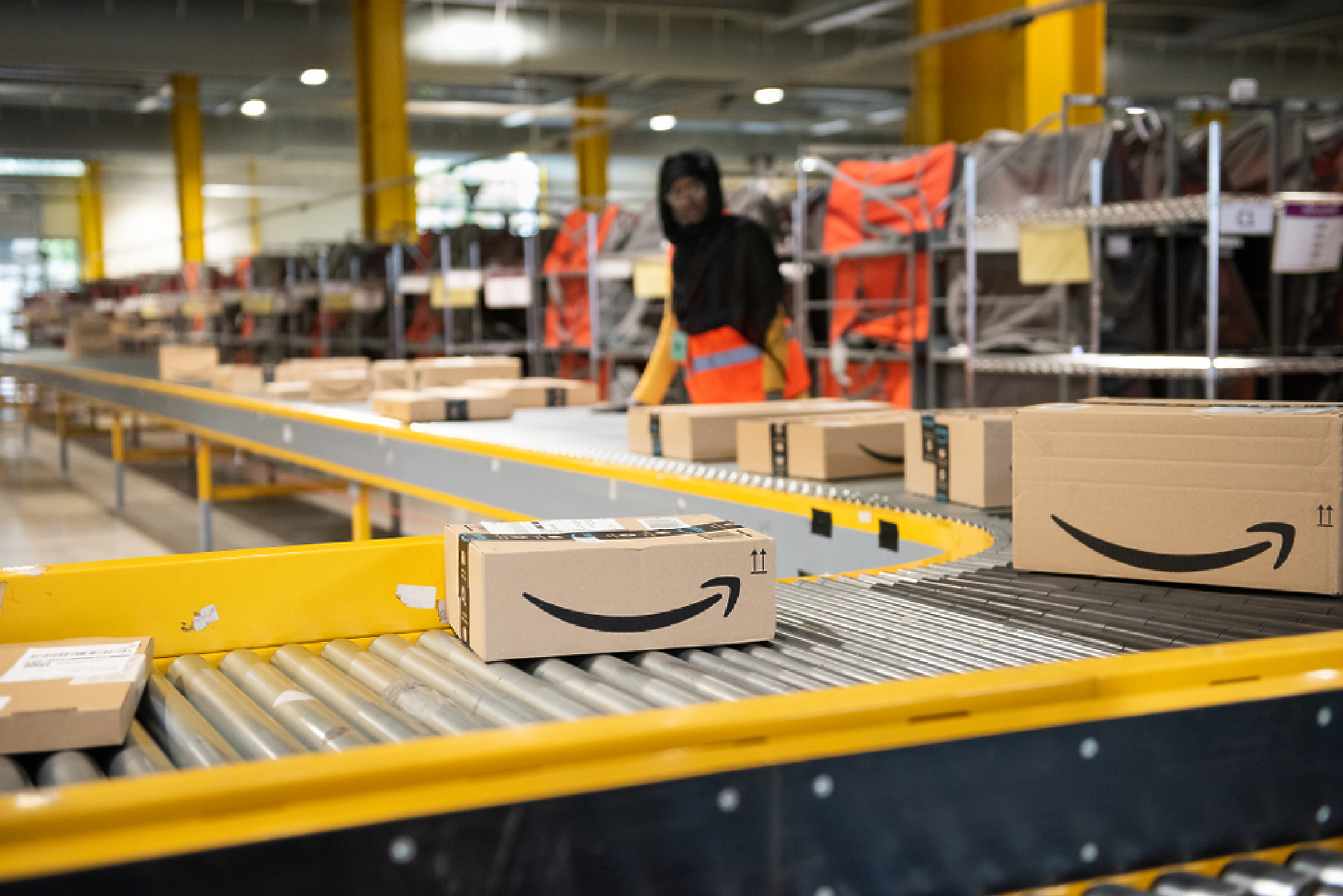 Френски регулатор глоби  Amazon  с 32 млн. евро за шпиониране на служители