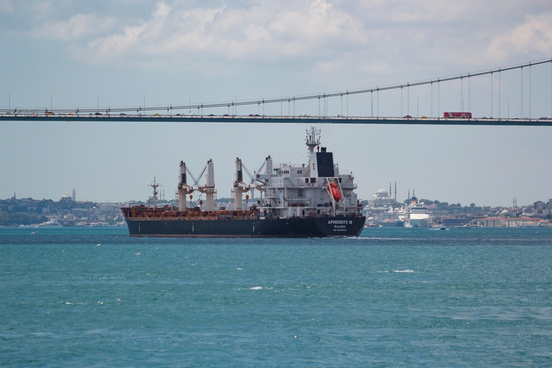 Корабният трафик в турския проток Босфора се възобновява
