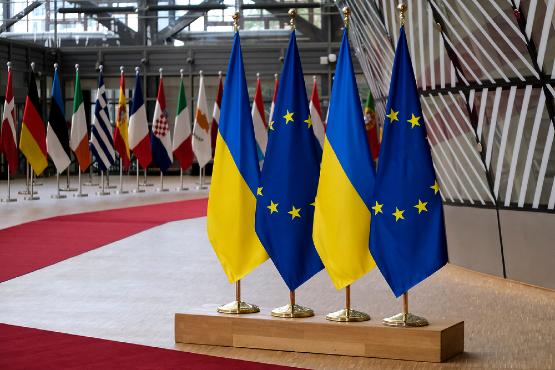 Лидерите на ЕС постигнаха споразумение за 50 млрд. евро помощ за Украйна, Орбан го подкрепи