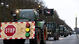 Гръцките фермери блокират пътища, италианските тръгват на поход с трактори към Рим