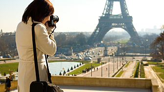 Франция посреща все повече туристи и им взема все повече пари, показа проучване