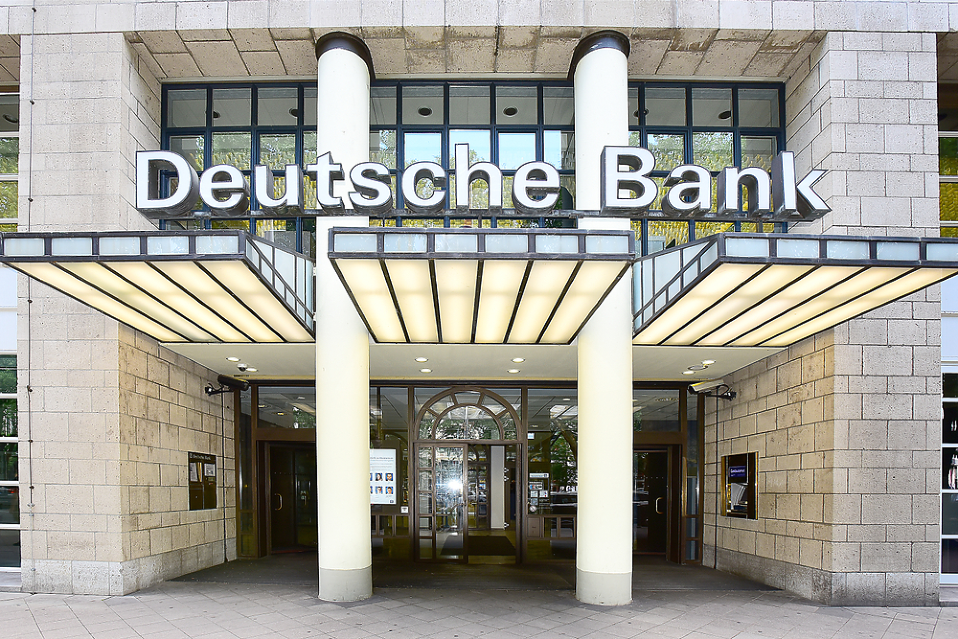 Deutsche Bank завежда дело за ликвидация на китайския строителен предприемач Shimao