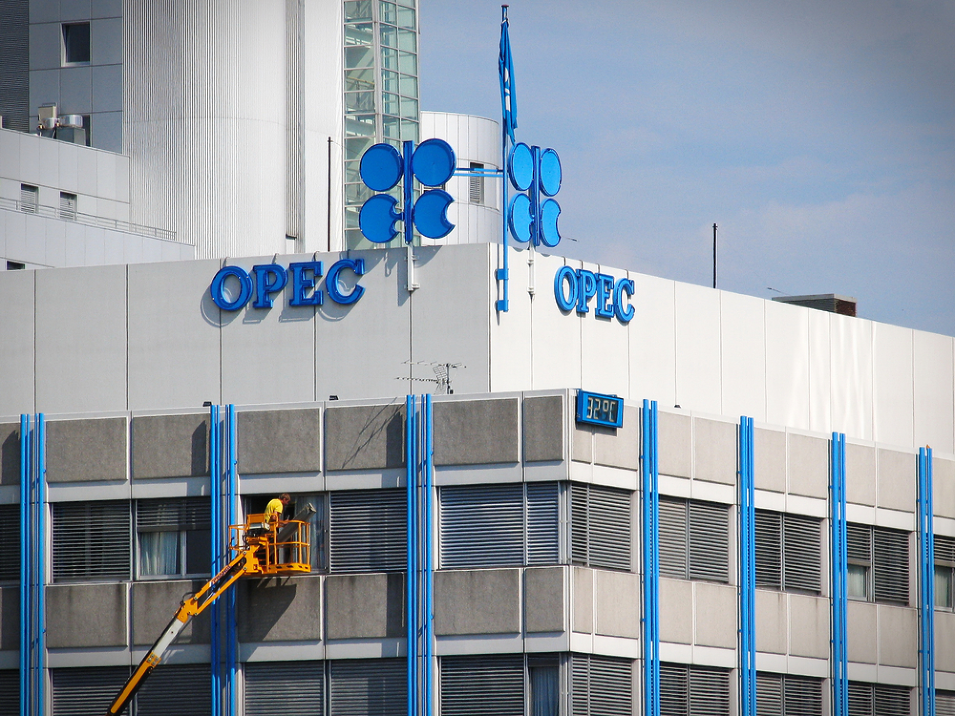 Петролът на ОПЕК поскъпна до 85,71 долара за барел