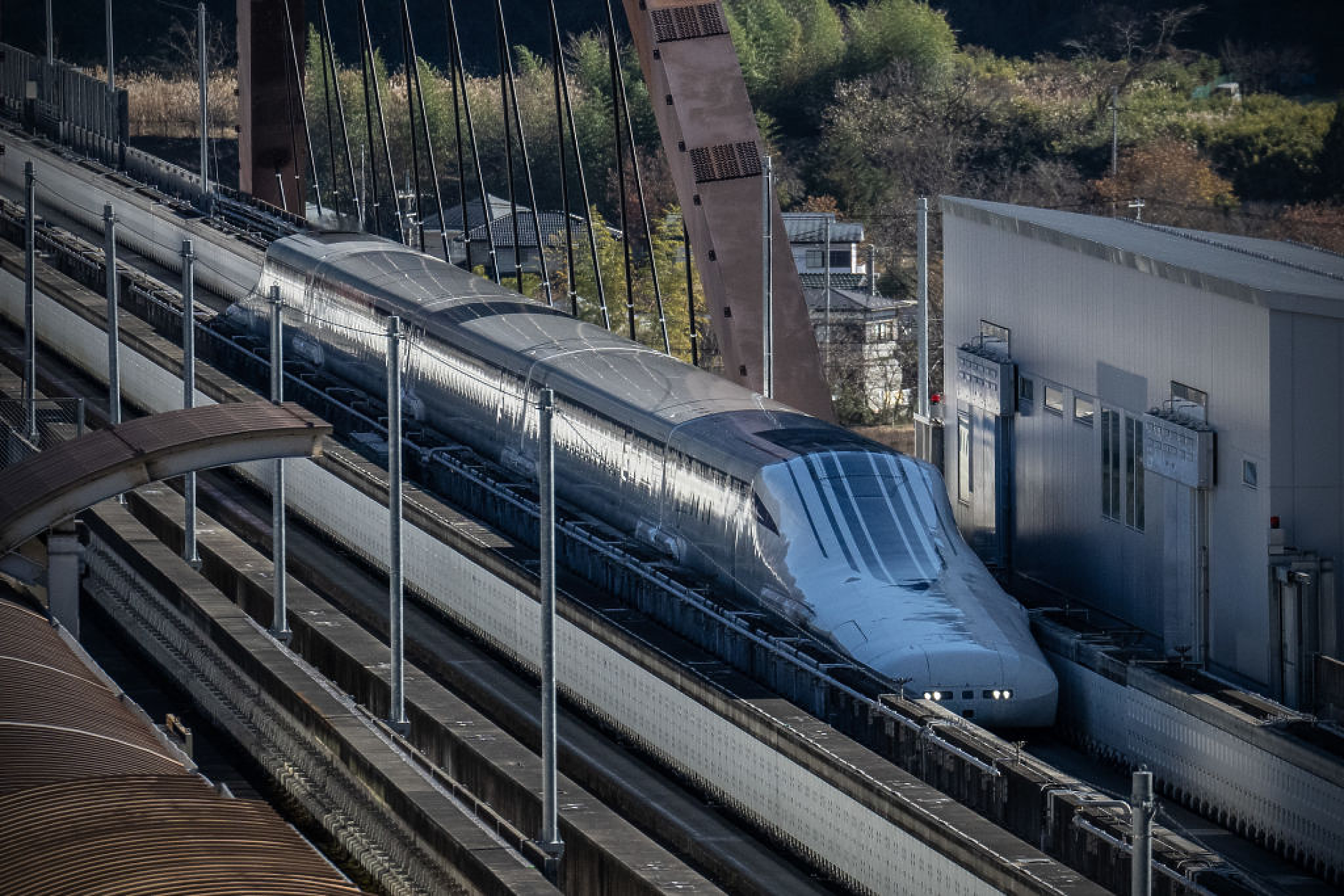 Плановете за пускането на най-бързата влакова линия в света се отлагат