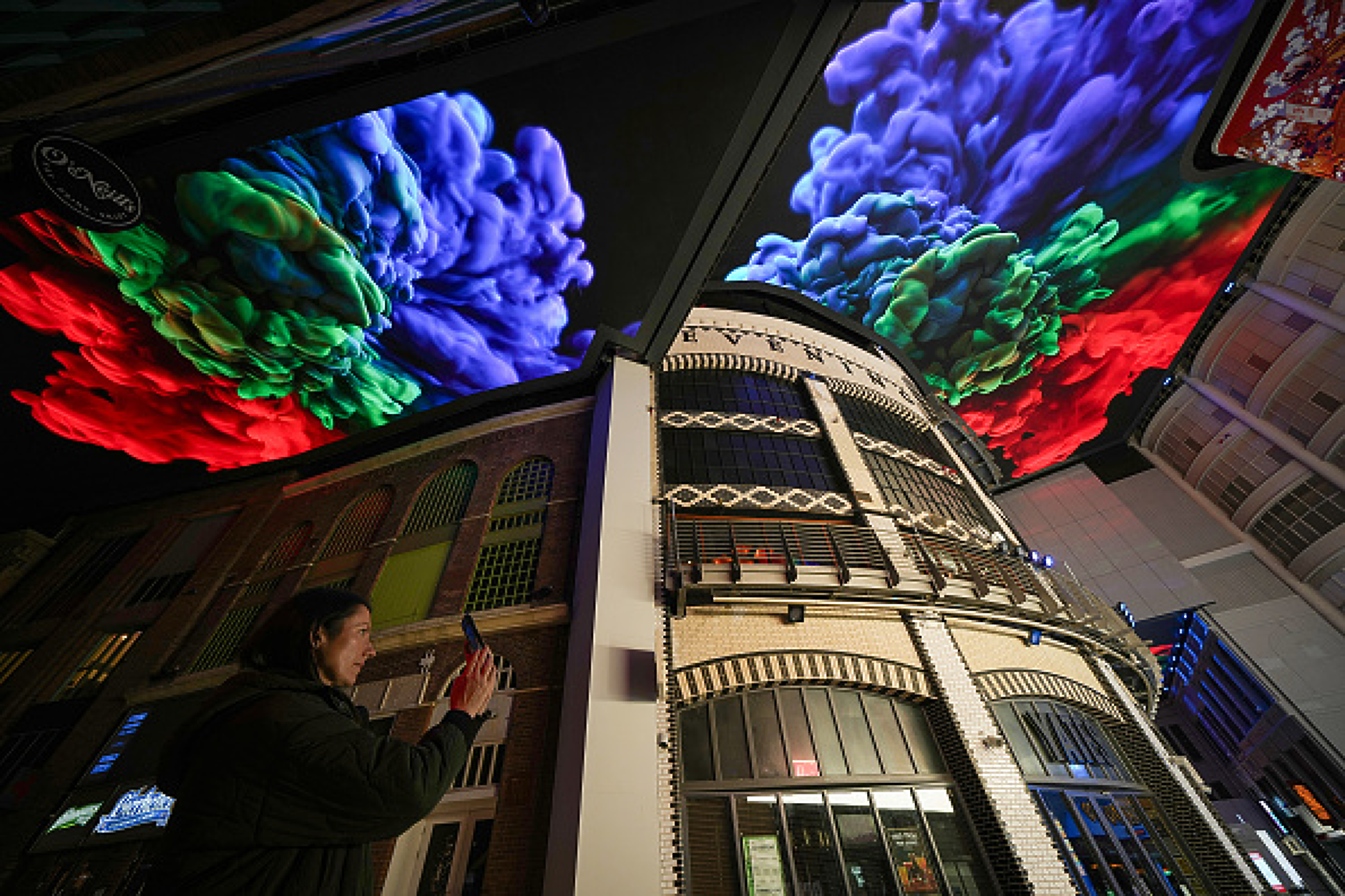 Анимации "избухнаха" в пищни цветове и образи на 20 март в върху огромен цифров екран с размерите на 5 тенис корта, монтиран на покрива на наскоро ремонтираната сграда Printworks в Манчестър, Англия.  Снимка: /Getty Images