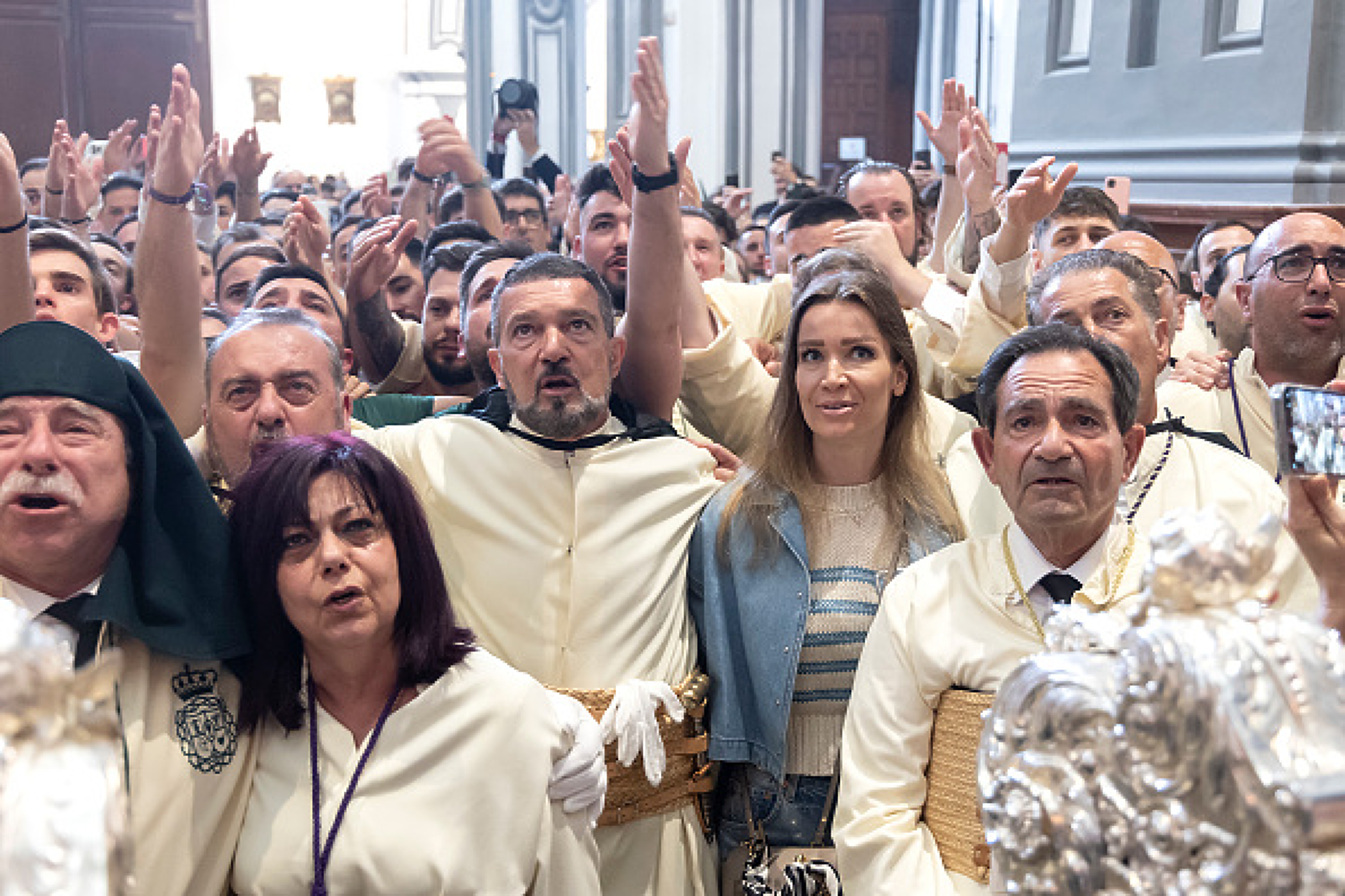  Антонио Бандерас сред участниците в процесията "Maria Santisima de Lagrimas y Favores" в църквата "Сан Хуан Баутиста" по време на честванията на Страстната седмица на 24 март 2024 г. в Малага, Испания. Снимка: Getty Images