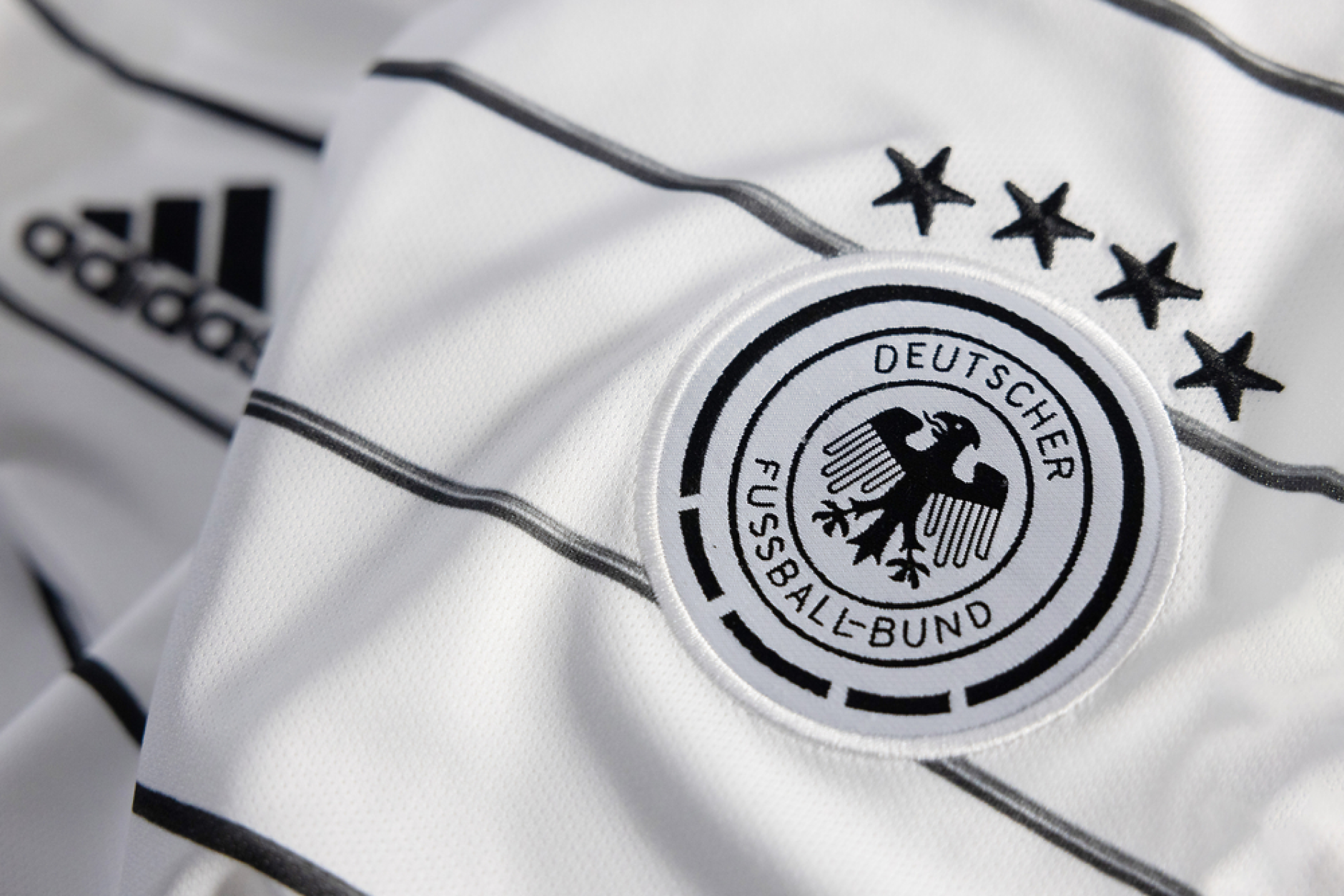 Забраниха на германските футболни фенове да купуват екипи с номер 44 заради нацистка символика