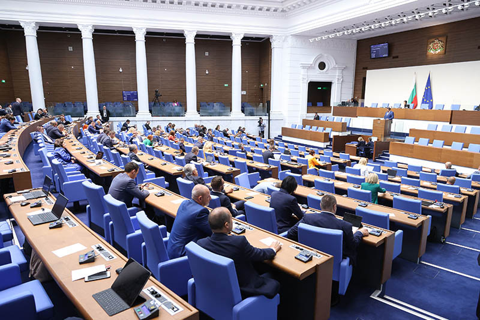 Суматоха в парламента: Шефът на Здравната каса оттегля оставка, докато я обсъждат 
