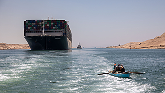 The Times: Трафикът през Суецкия канал до април се е сринал с две трети след кризата в Червено море