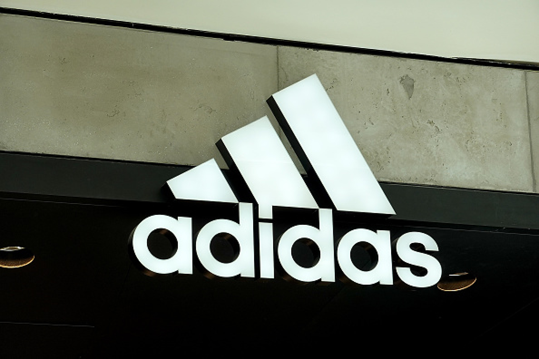 Adidas надмогна кризата с антисемитизма на Кание Уест и вдигна печалбата си над 5 пъти 