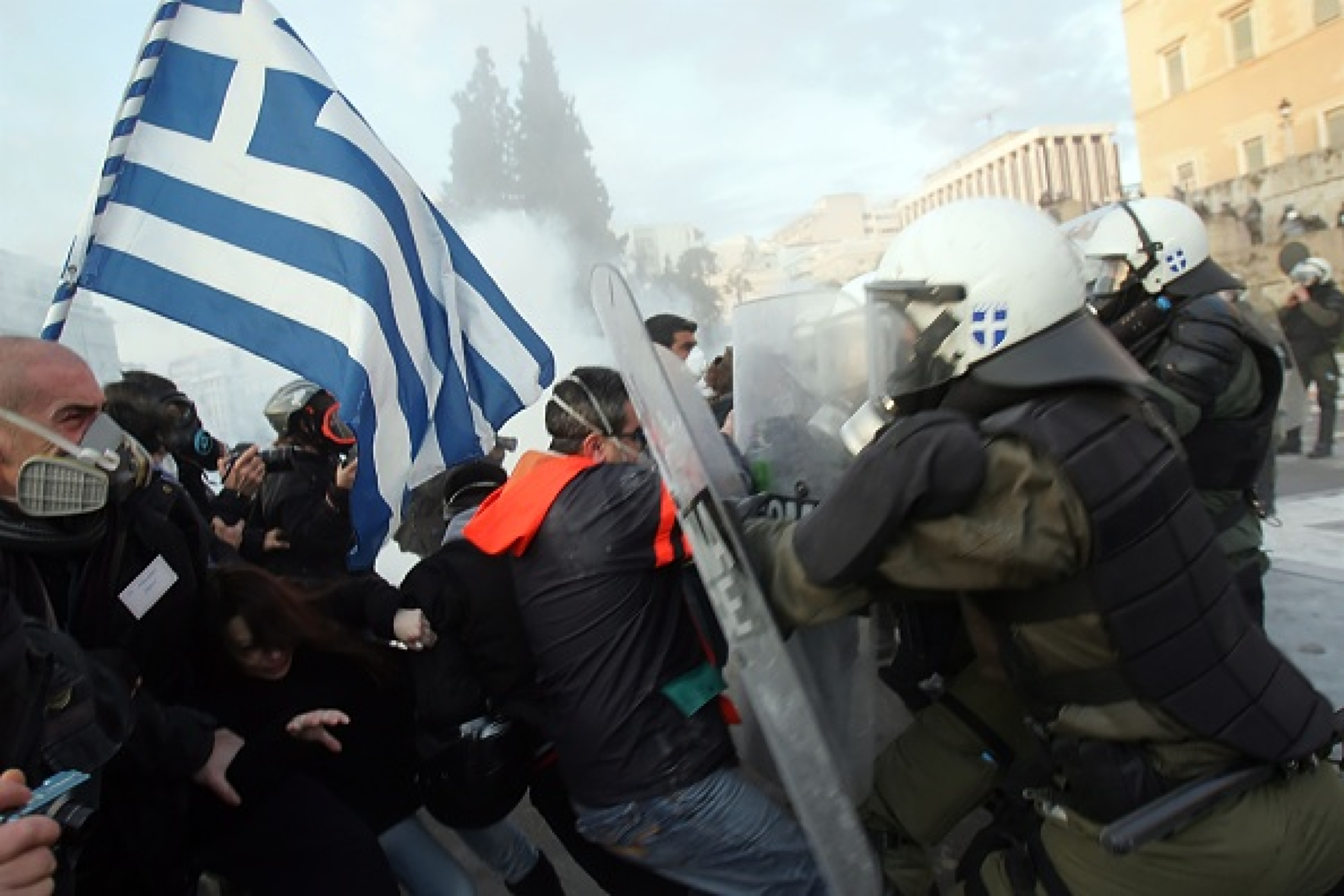 Гръцките медии спряха новинарските емисии, протести блокират страната срещу икономическата политика 