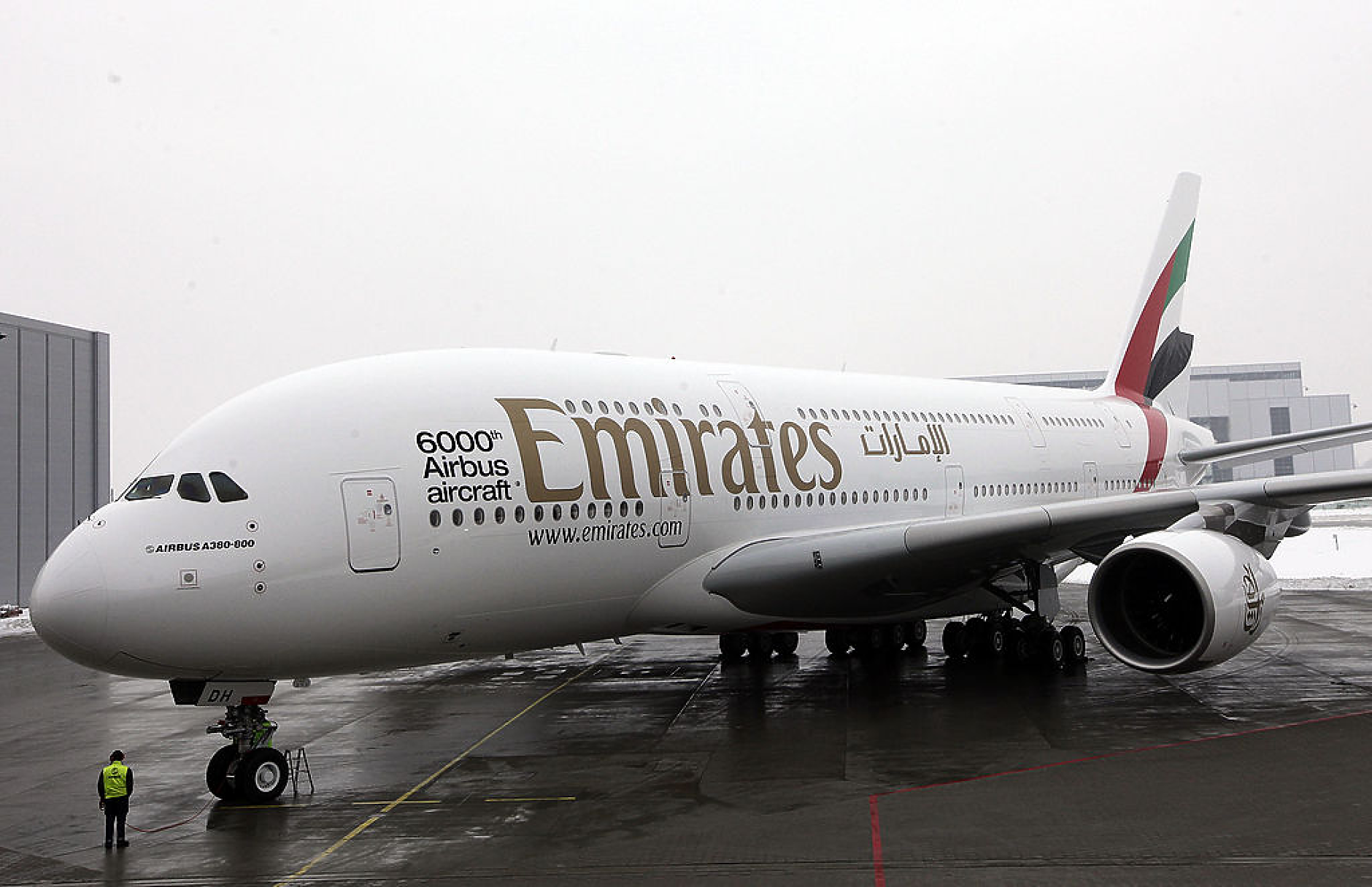 Директорът на Emirates се извини за хаоса на летището в Дубай, авиокомпанията има 30 хил. куфара за връщане