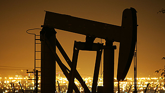 Цените на петрола започват седмицата със спад