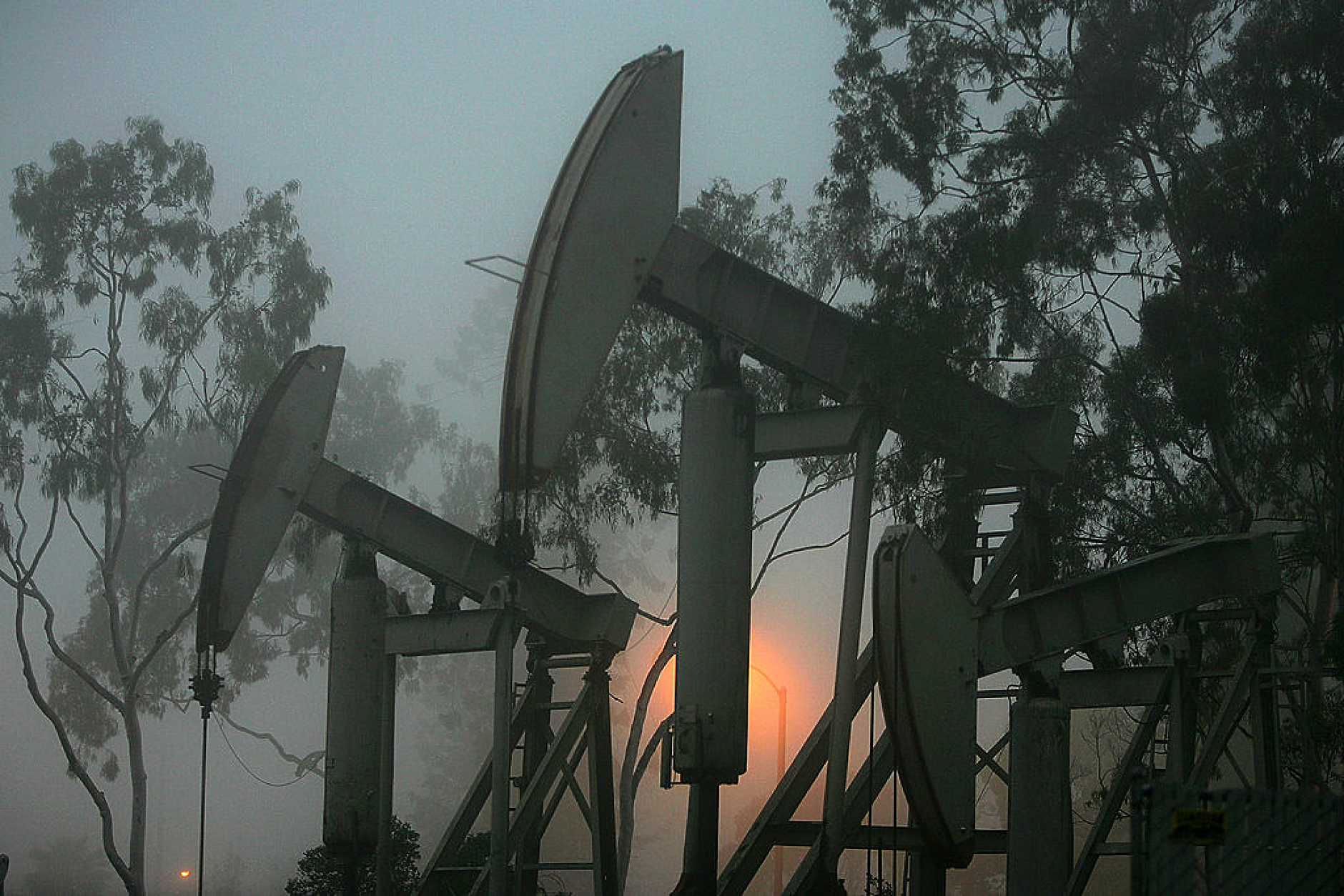 Петролът поевтинява, тъй като опасенията за търсенето надделяват над страховете за доставките в Близкия изток