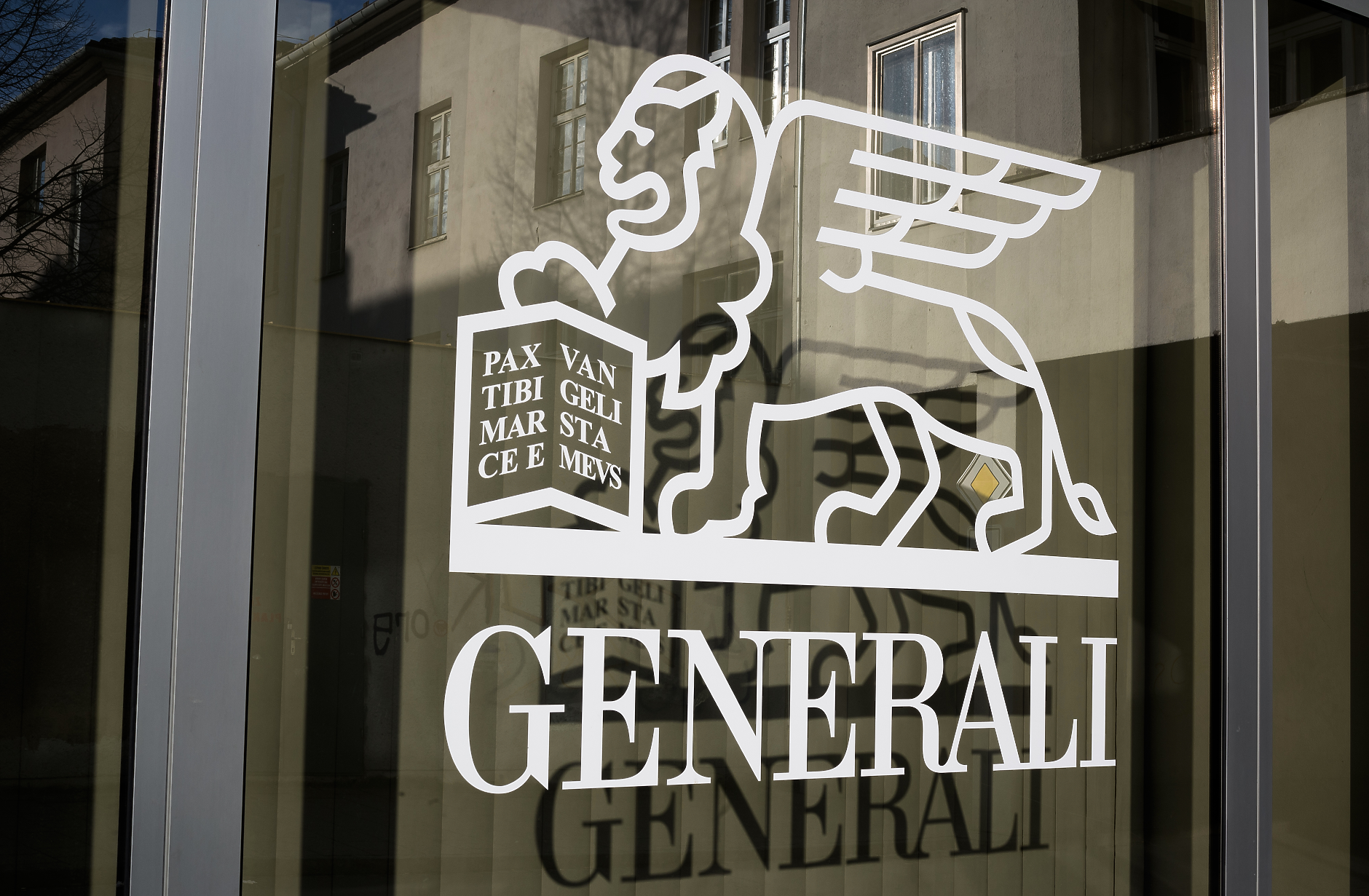Generali се диверсифицира в застраховане и управление на активи