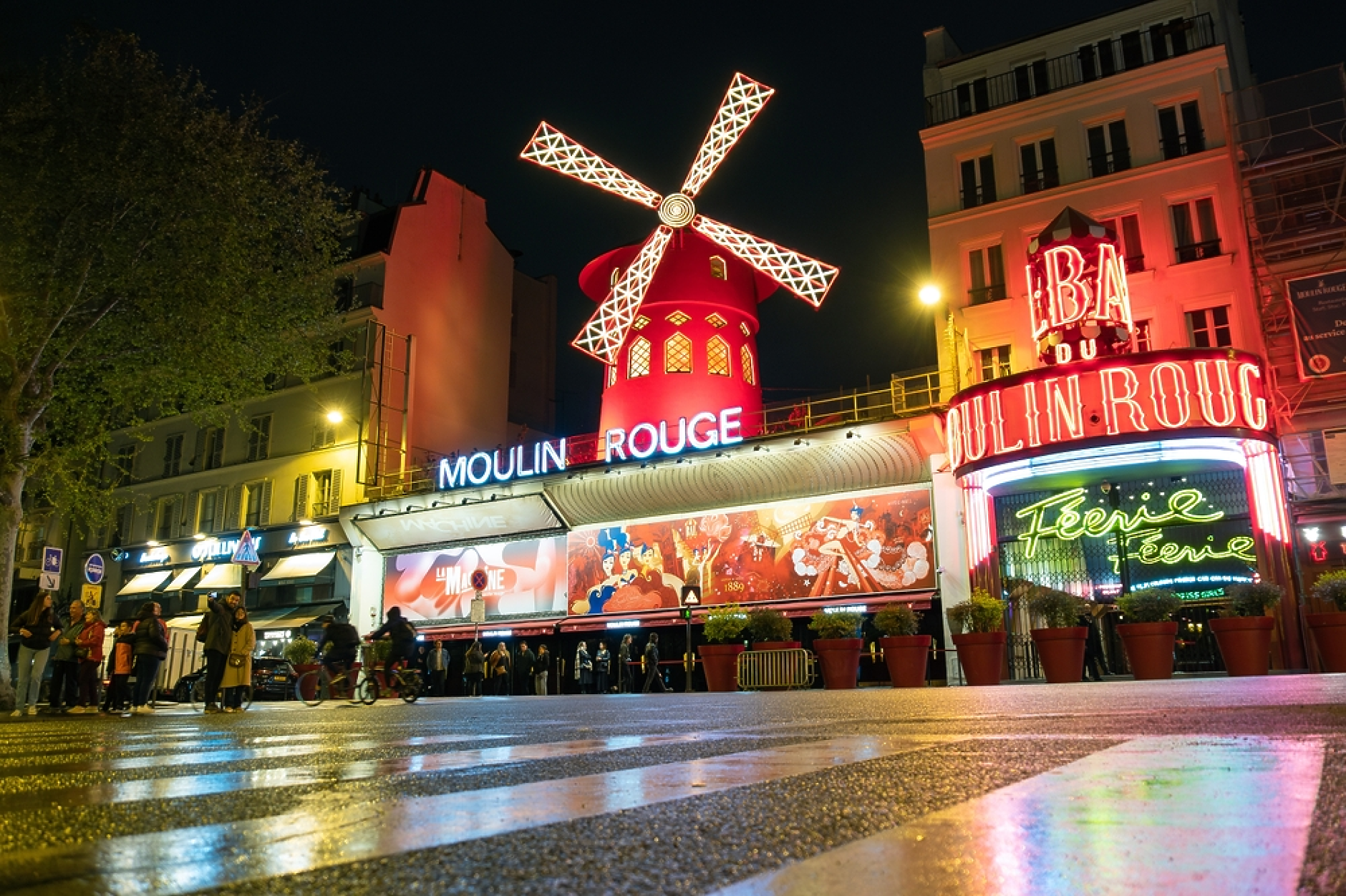 Легендарното кабаре Мулен Руж в Париж претърпя инцидент с откъртени перки на мелницата