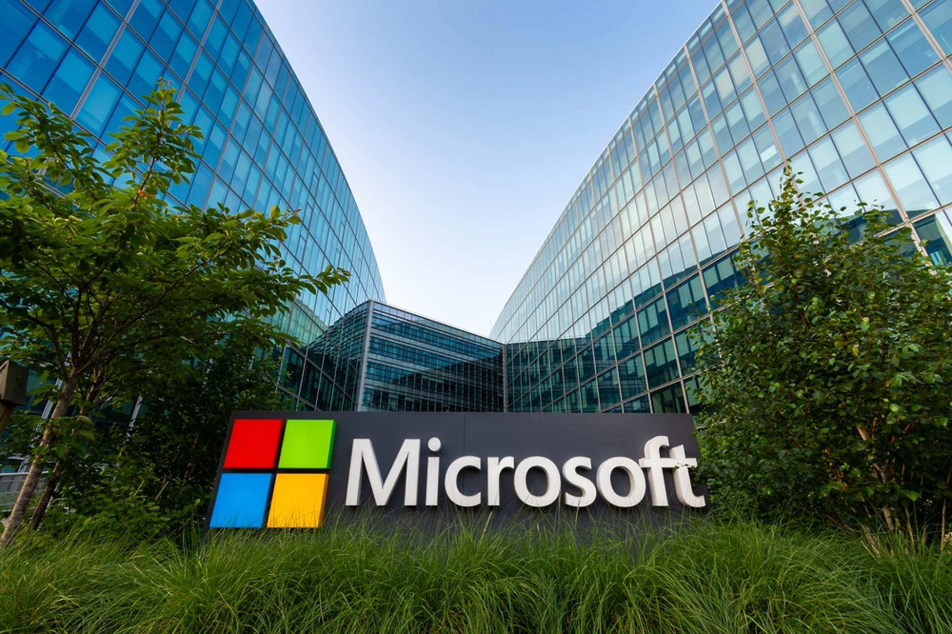 Microsoft инвестира $1,5 млрд.  в компанията за изкуствен интелект в Обединените арабски емирства