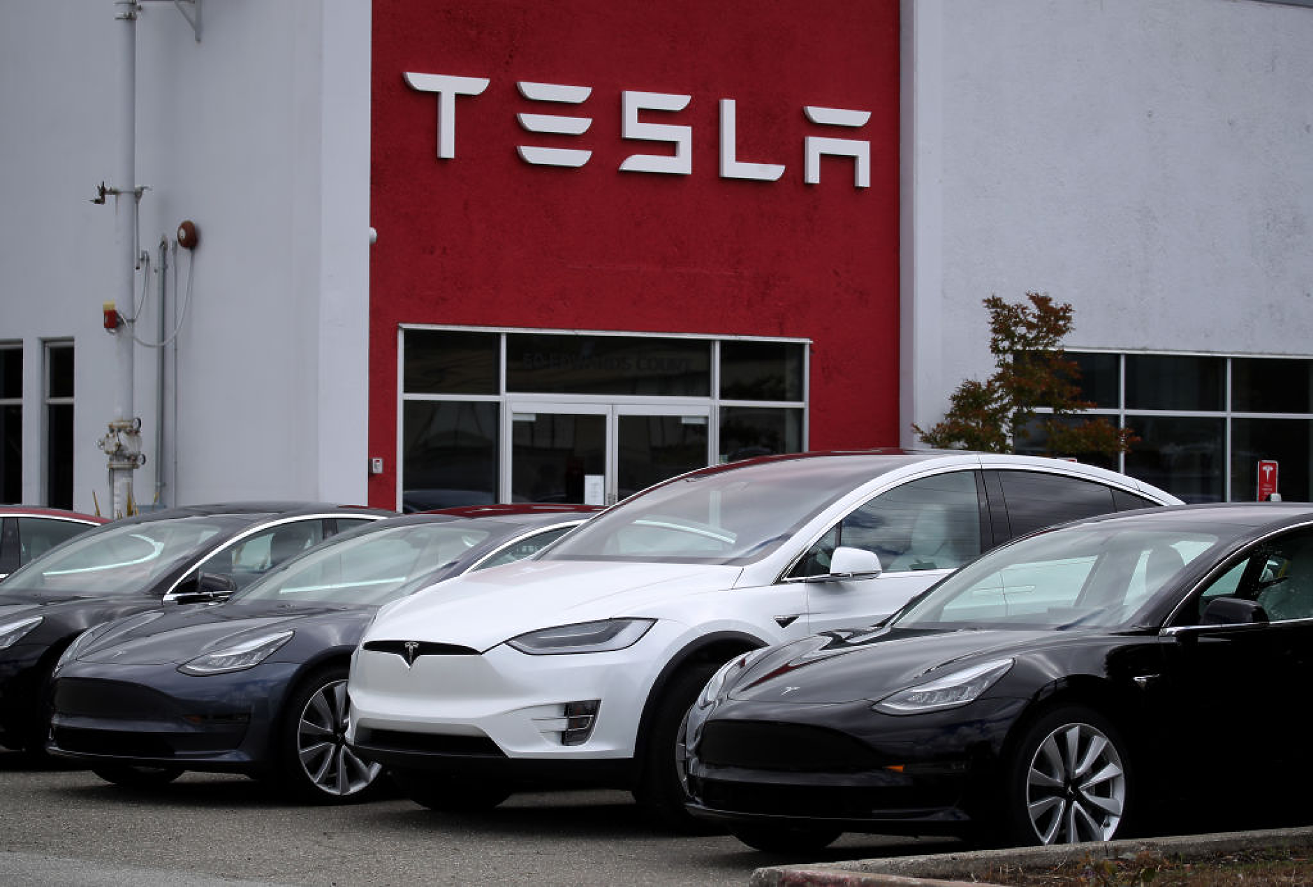 Tesla ще съкрати около 15 хил. служители