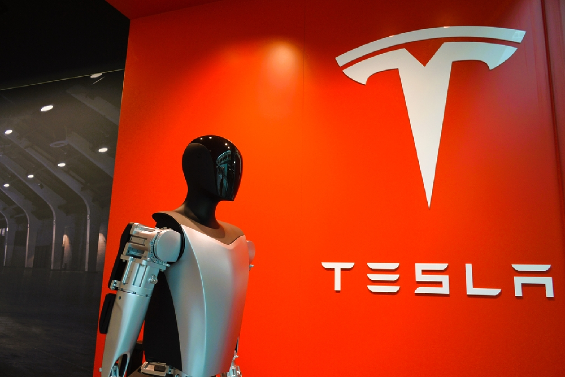 Tesla може да започне да продава хуманоидни роботи до края на следващата година