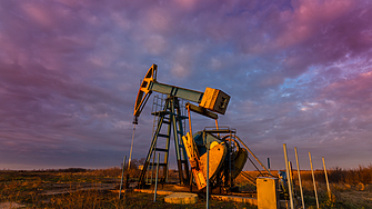 Петролът поскъпва след спад на запасите от суровината в САЩ