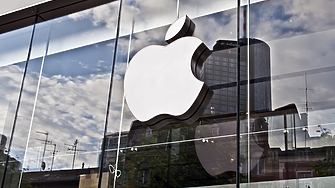 Apple се извини за смачкани музикални инструменти и книги в реклама