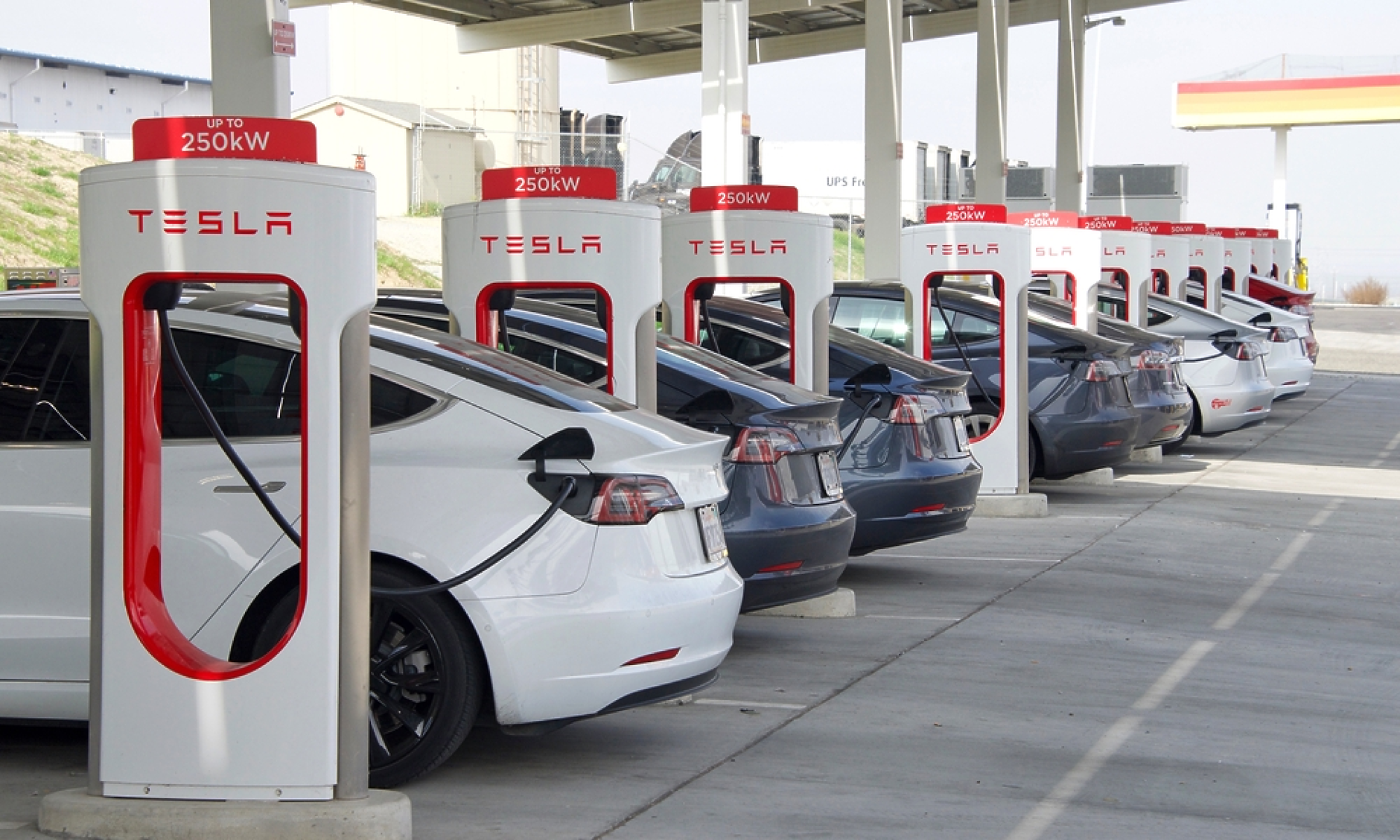 Бритиш mетролиум  прояви интерес за покупка на станции за зареждане на електромобили от Tesla