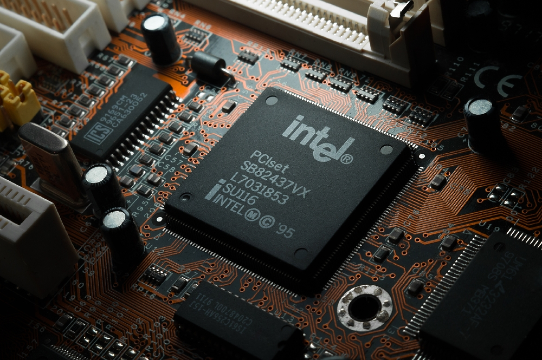 САЩ отменят лицензи на Intel и Qualcomm за доставка на чипове за Huawei
