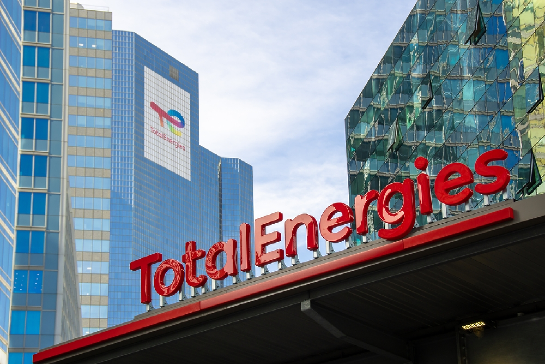 TotalEnergies  отечете 22% спад на печалбата заради ниските цени на природния газ