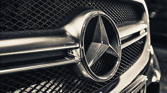 Спад на продажбите и проблеми с веригите за доставки свиха печалбата на Mercedes-Benz