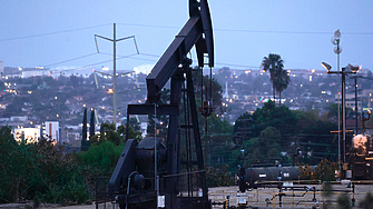 Цените на петрола не намират единна посока в края на седмицата