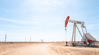 Цената на суровия петрол Брент се е насочила към рекорден месечен ръст